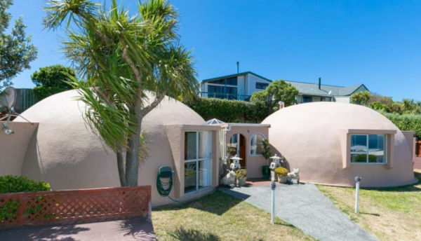 Atap rumah dengan model kubah ganda